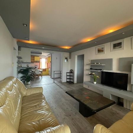 Lovely 3 Bedrooms Apartament Nagyvárad Kültér fotó
