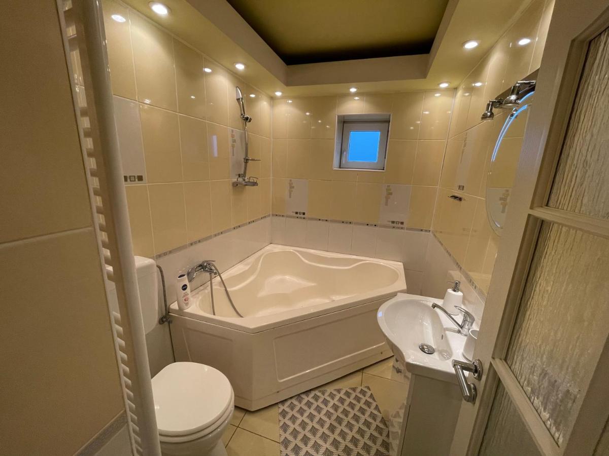 Lovely 3 Bedrooms Apartament Nagyvárad Kültér fotó