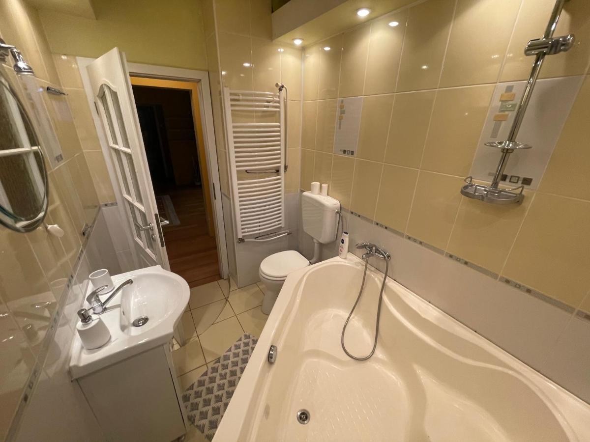 Lovely 3 Bedrooms Apartament Nagyvárad Kültér fotó