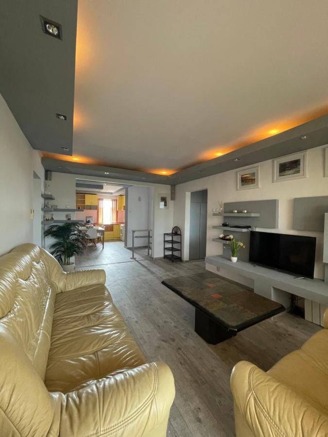 Lovely 3 Bedrooms Apartament Nagyvárad Kültér fotó