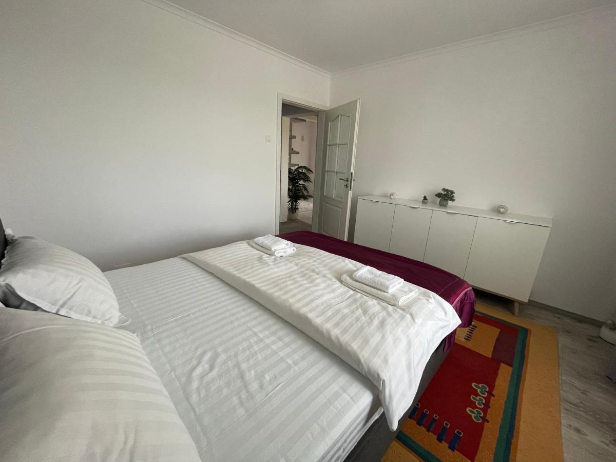 Lovely 3 Bedrooms Apartament Nagyvárad Kültér fotó
