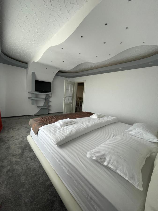 Lovely 3 Bedrooms Apartament Nagyvárad Kültér fotó