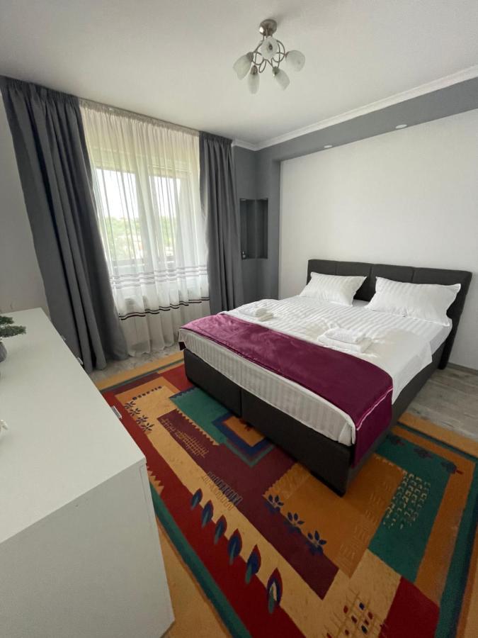 Lovely 3 Bedrooms Apartament Nagyvárad Kültér fotó